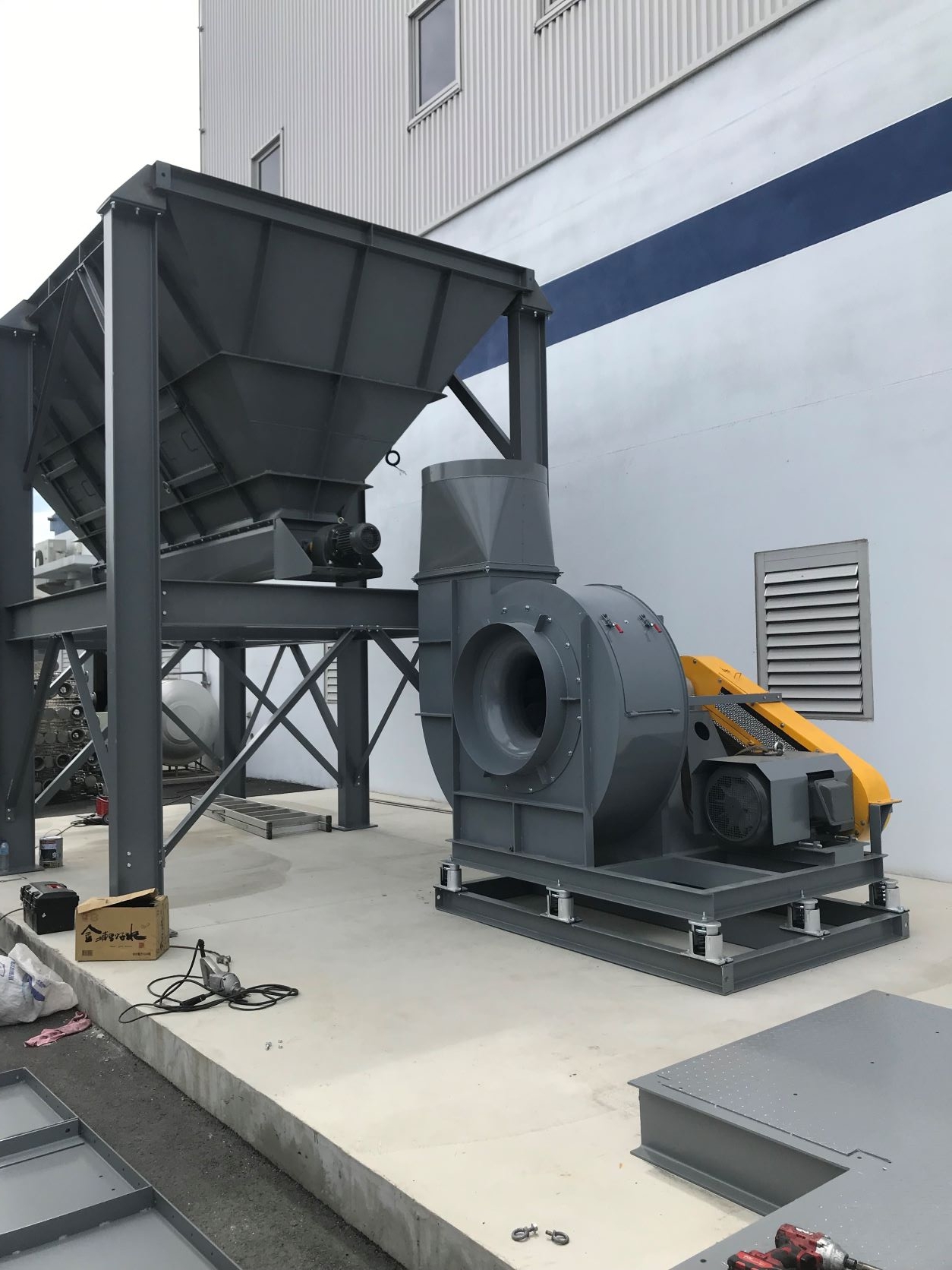 集塵機安裝到一半，50HP風機已經就定位